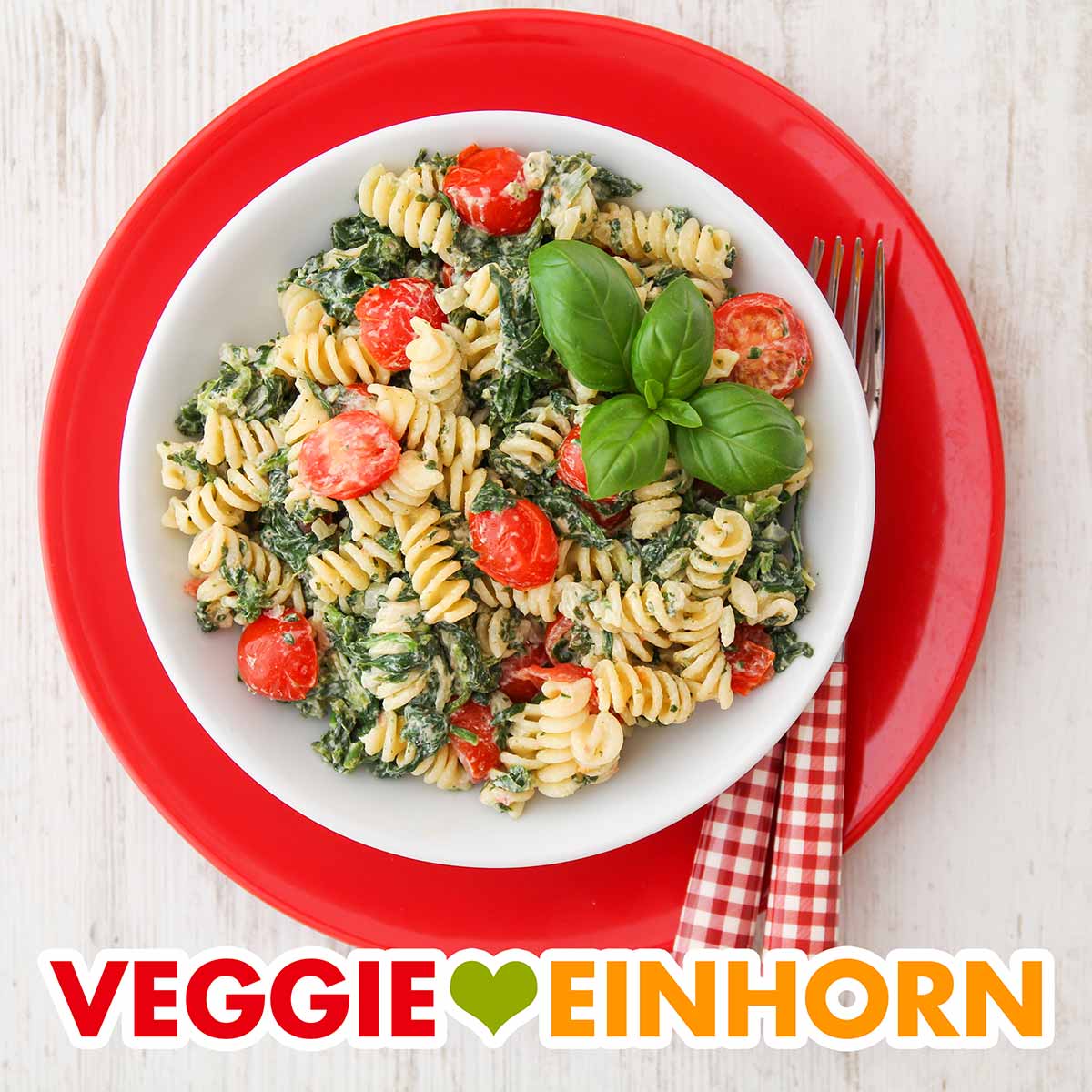 Nudeln mit Spinat und Frischkäse-Sauce mit Tomaten