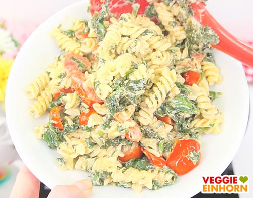 Nudeln mit veganer Frischkäse-Soße, Tomaten und Spinat