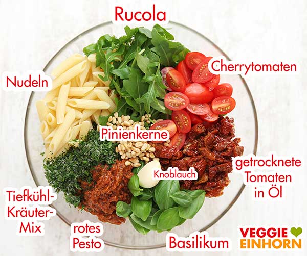 Zutaten für Nudelsalat in einer Schüssel