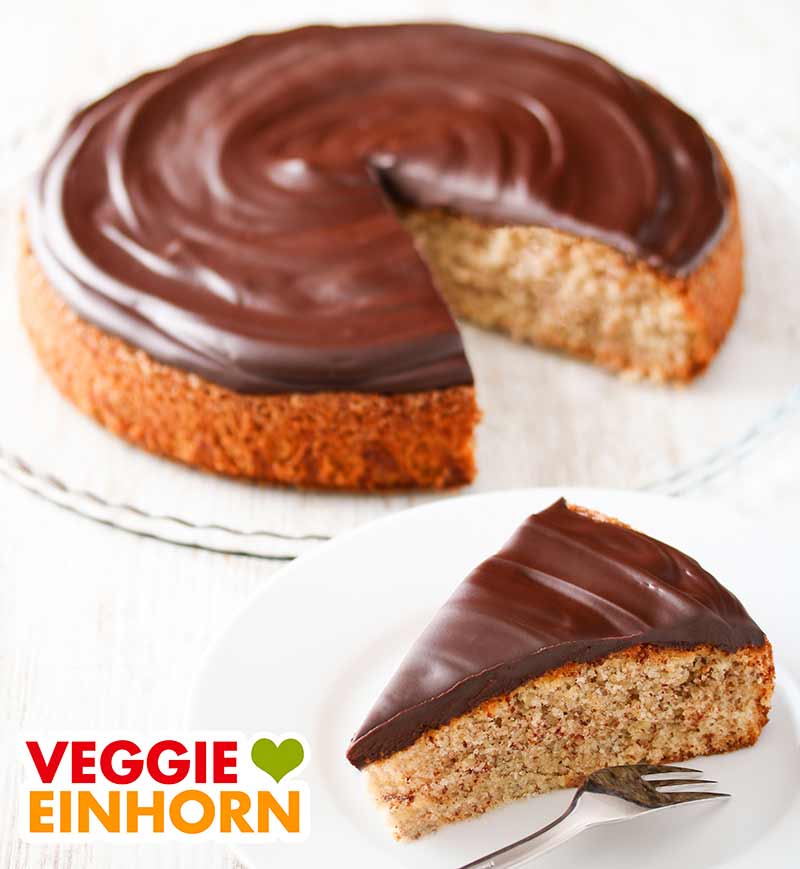 Nusskuchen mit veganem Schokoladenüberzug Veganer Nusskuchen mit Schokoüberzug