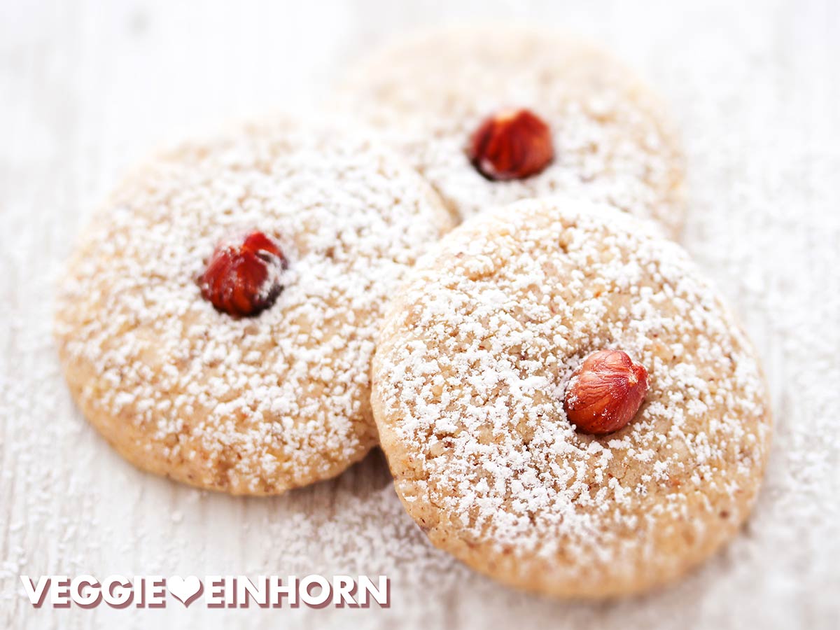 Drei Nussplätzchen mit ganzen Haselnüssen