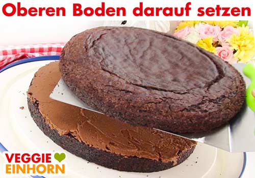 Den oberen Tortenboden auf die Schokotorte setzen