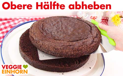 Die obere Hälfte des Tortenbodens abheben Die obere Hälfte des Tortenbodens abheben