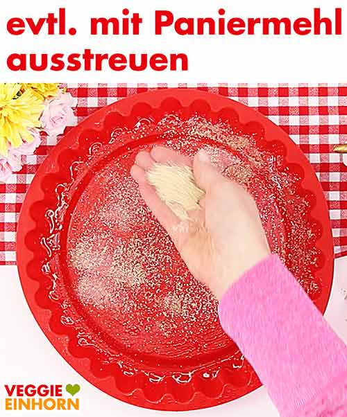 Obstbodenform mit Paniermehl ausstreuen