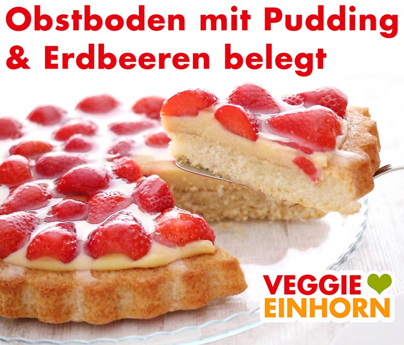 Der Obstboden ist belegt mit Vanillepudding und Erdbeeren