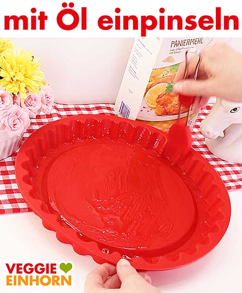 Obstkuchenform aus Silikon mit Öl einpinseln