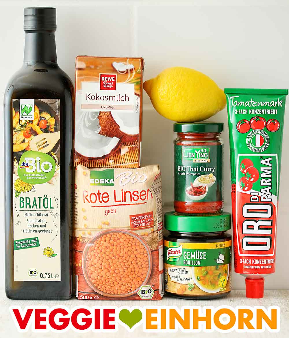 Bratöl, Kokosmilch, rote Linsen, Zitrone, rote Currypaste, Gemüsebrühe Pulver, Tomatenmark Öl, Kokosmilch, rote Linsen, Zitrone, rote Currypaste, Gemüsebrühe Pulver, Tomatenmark