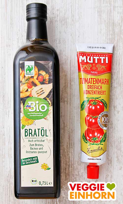 Öl und Tomatenmark Eine Flasche Bratöl von dm und eine Tube Tomatenmark von Mutti