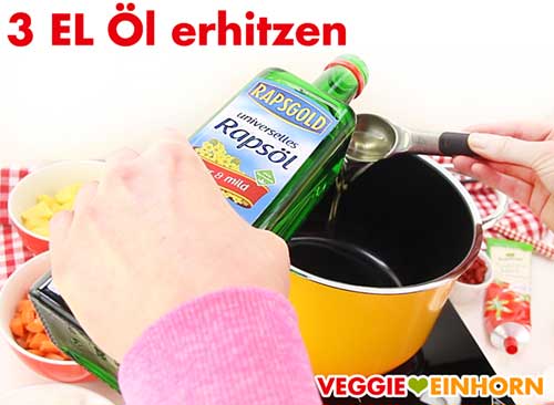 Rapsöl in einem Topf erhitzen Rapsöl in einem Topf erhitzen