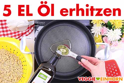 Öl in Pfanne erhitzen zum Sojaschnetzel braten