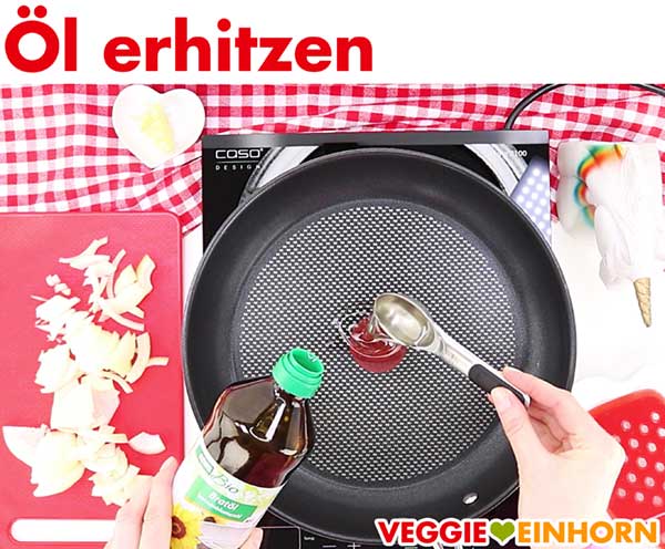 Öl in Pfanne erhitzen zum Zwiebeln braten Öl in Pfanne erhitzen zum Zwiebeln braten