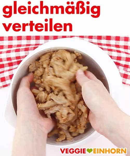 Öl und Gewürzsalz gleichmäßig mit den Sojaschnetzeln verteilen Öl und Gewürzsalz gleichmäßig mit den Sojaschnetzeln verteilen