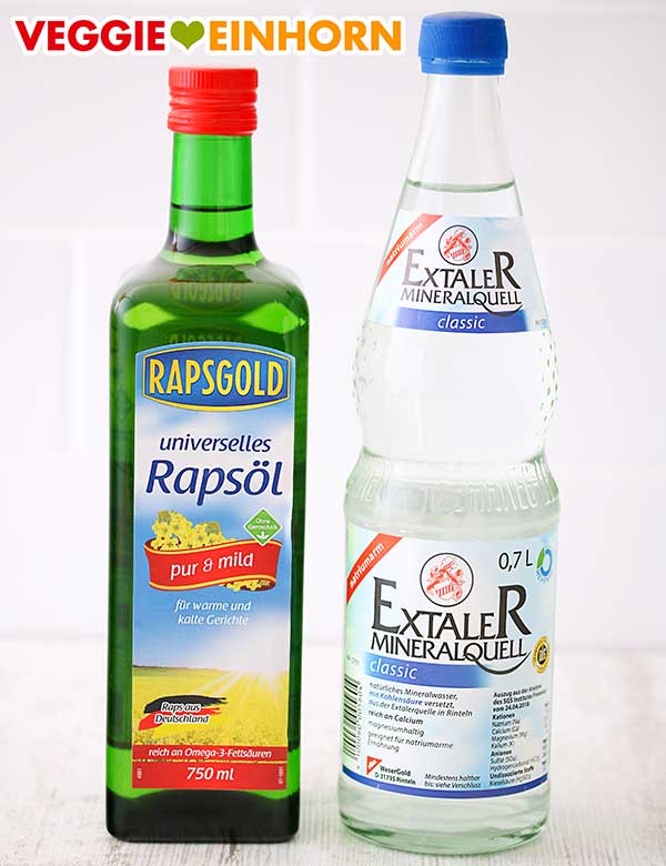 Öl und Mineralwasser für den Zitronenkuchen Eine Flasche Öl und eine Flasche Mineralwasser