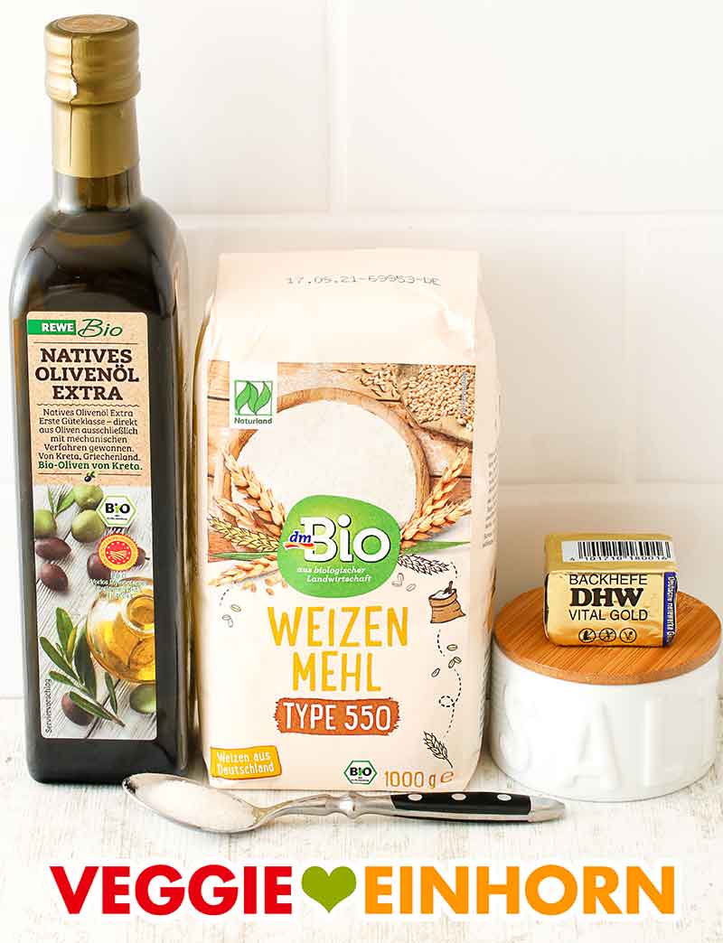 Rewe Bio Olivenöl , dm Bio Weizenmehl, frische Hefe, Salz und Zucker Olivenöl, Weizenmehl Type 550, ein Würfel Hefe, ein Salztopf und ein Löffel Zucker