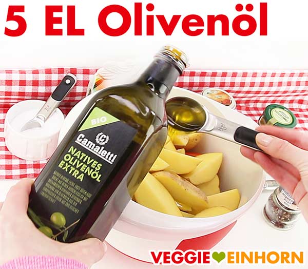 Olivenöl zufügen zu den Kartoffel und Kürbis Wedges.