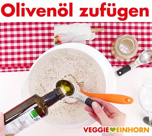 Olivenöl zum Teig zufügen