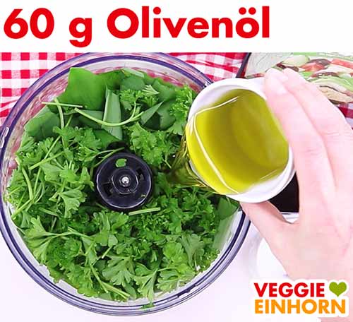 Olivenöl wird in die Küchenmaschine zugefügt. Olivenöl wird in die Küchenmaschine zugefügt.