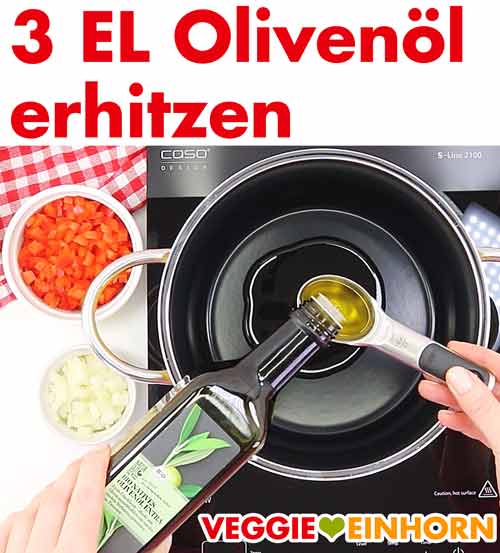 3 Esslöffel Olivenöl in einem Topf erhitzen.
