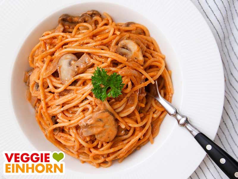 One Pot Pasta mit Champignons auf einem Teller