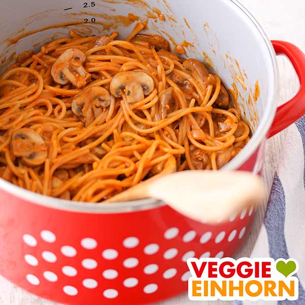 Ein Kochtopf mit One Pot Spaghetti mit Champignons
