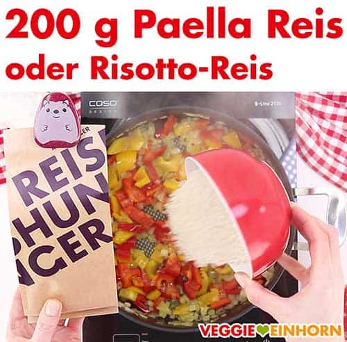 Paella Reis wird in die Pfanne gegeben