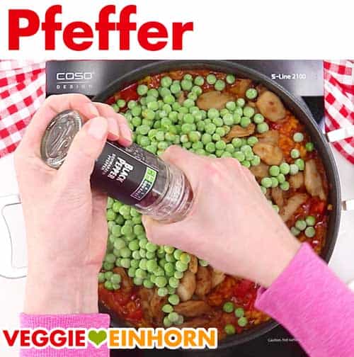 Paella würzen mit schwarzem Pfeffer