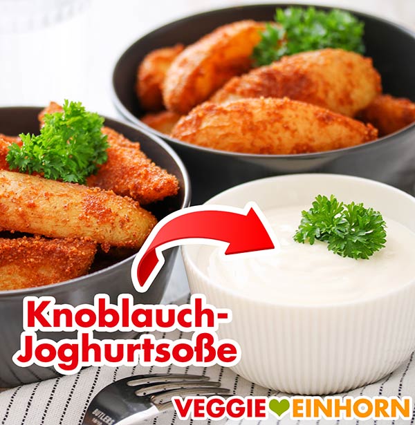 Würzige Kartoffelspalten mit veganer Knoblauch-Joghurtsoße Zwei Schalen mit panierten Kartoffeln und eine Schüssel mit Knoblauch-Joghurtsoße