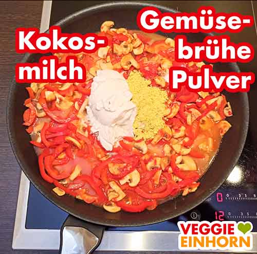 Kokosmilch und Gemüsebrühe Pulver Paprika Curry mit Kokosmilch und Gemüsebrühe Pulver in einer Pfanne