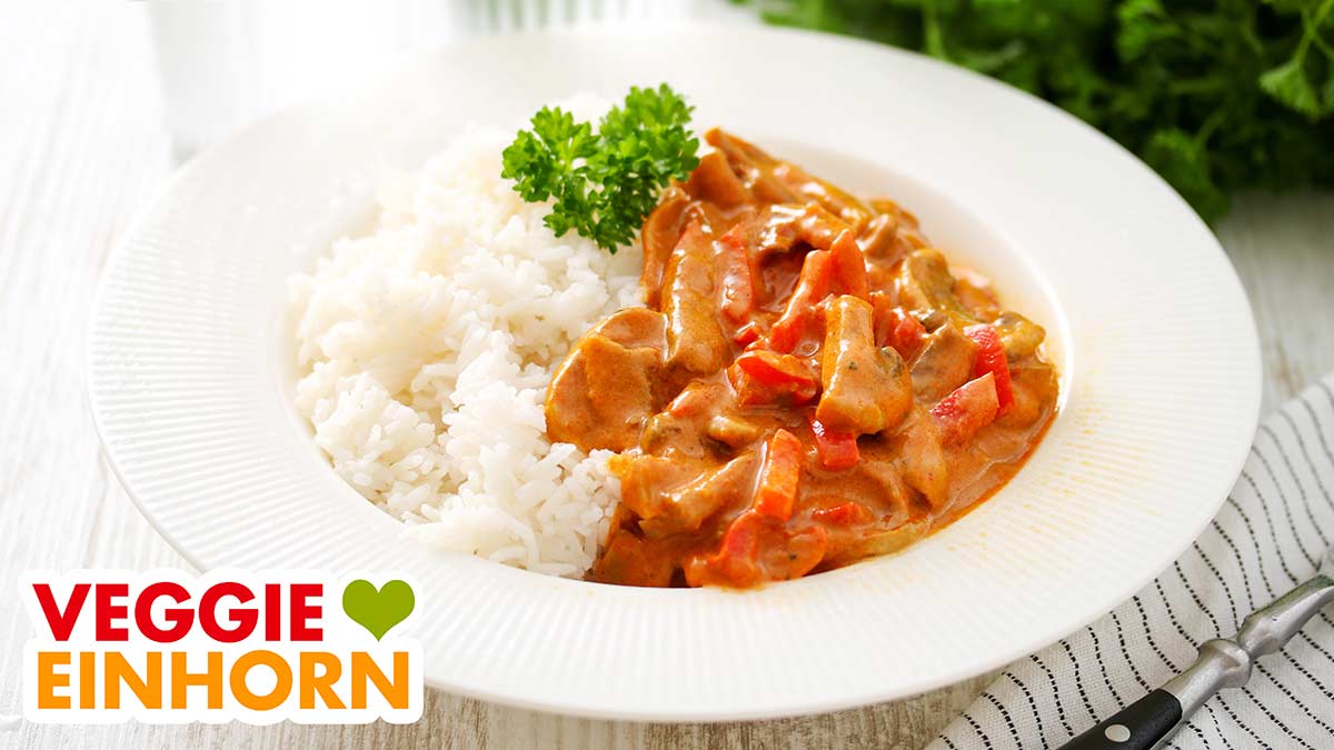 Vegetarisches Paprika Curry auf einem Teller mit Reis