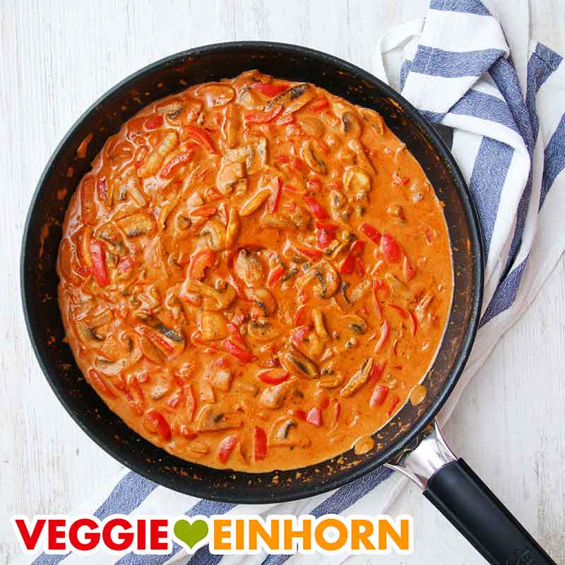 Paprika Curry mit Champignons Paprika Curry in einer Pfanne