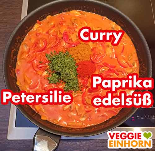 Würzen mit Curry Pulver, gehackter Petersilie und Paprika edelsüß Paprika Curry in der Pfanne mit Currypulver, Petersilie und Paprika edelsüß