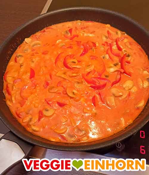 Das Paprika Curry 16 Minuten kochen. Einfaches Curry mit Paprika und Champignons in einer Pfanne