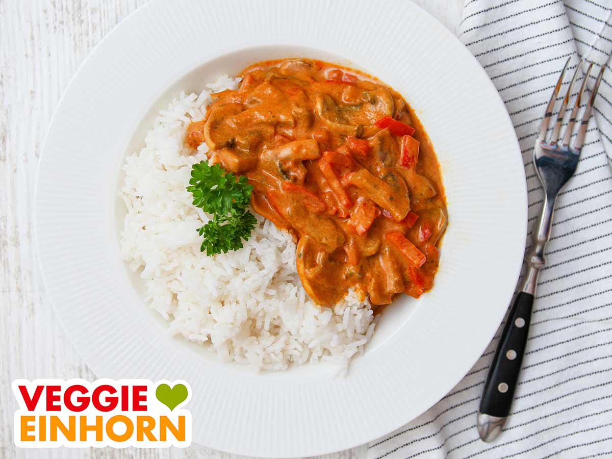 Veganes Paprika Curry serviert mit Reis