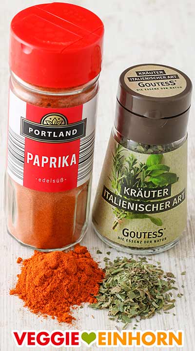 Paprika edelsüß und Italienische Kräuter Mischung Ein Glas Paprika edelsüß Gewürz und ein Glas Italienische Kräutermischung