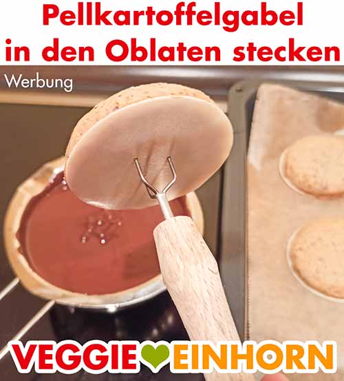 Den veganen Lebkuchen auf eine Pellkartoffelgabel spießen. Elisenlebkuchen auf eine Pellkartoffelgabel gespießt