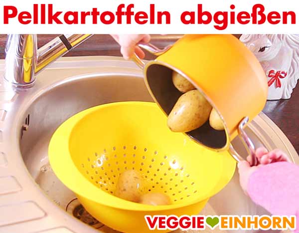 Pellkartoffeln abgießen Pellkartoffeln abgießen