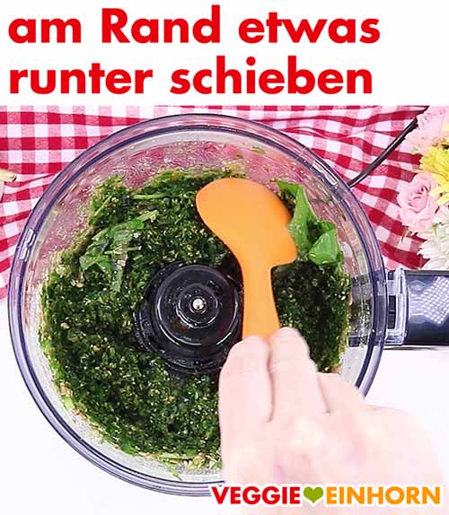 Pesto mit einem Löffel herunter schieben Pesto mit einem Löffel herunter schieben