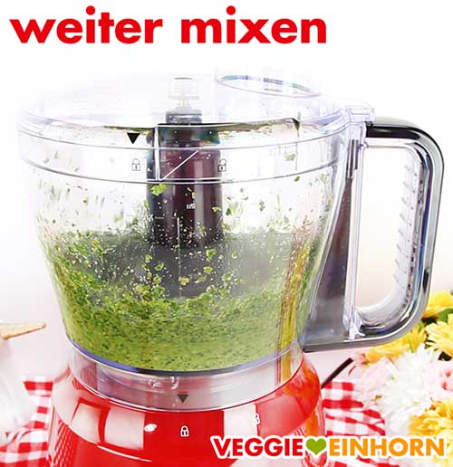 Das Bärlauchpesto wird fertig püriert. Das Bärlauchpesto wird fertig püriert.