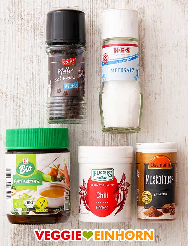 Schwarzer Pfeffer, Meersalz, Gemüsebrühe Pulver, Chiliflocken, gemahlene Muskatnuss