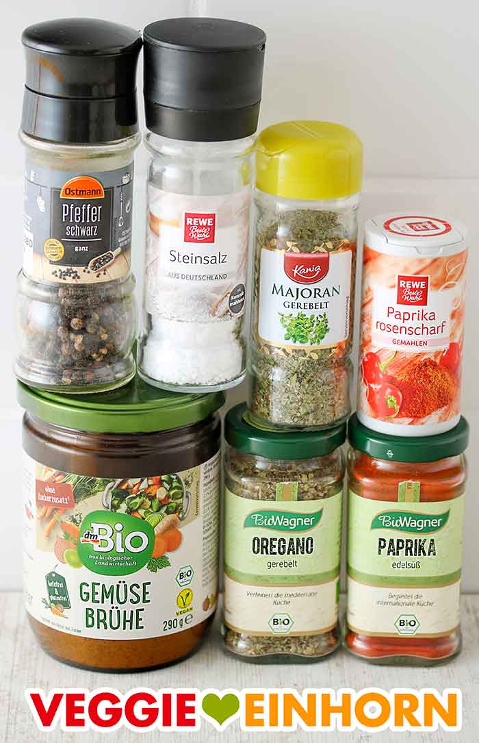 Pfeffer, Salz, Majoran, Paprika rosenscharf Pulver, Gemüsebrühe, Oregano gerebelt, Paprika edelsüß Schwarzer Pfeffer, Steinsalz, Majoran gerebelt, Paprika rosenscharf, dm Bio Gemüsebrühe, Oregano, Paprika edelsüß