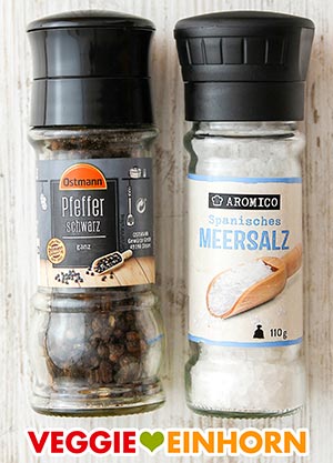 Mit Meersalz und Pfeffer abschmecken Meersalz und Pfeffer
