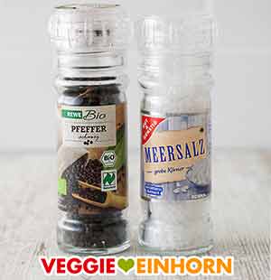 Schwarzer Pfeffer und Salz Eine Pfeffermühle von Rewe Bio und eine Meersalz Mühle von Edeka Gut und Günstig