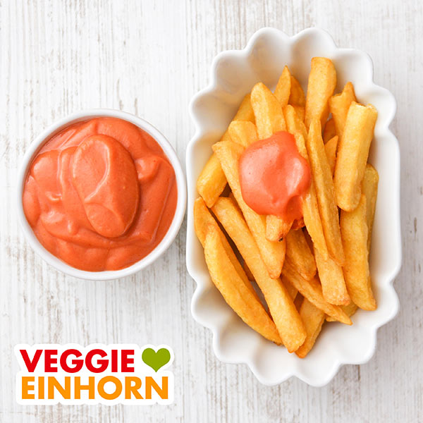 Pommes mit Burger Soße Ein Schälchen Pommes mit Burger Soße