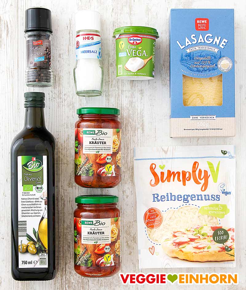 Schwarzer Pfeffer, Salz, Dr. Oetker Creme Vega, Rewe Beste Wahl Lasagneplatten, Kaufland K Bio Olivenöl, Rewe Bio Tomatensoße mit Kräutern, Simply V Reibegenuss Pfeffer, Salz, Creme vega, Lasagneblätter, Olivenöl, Tomatensoße, veganer Reibekäse