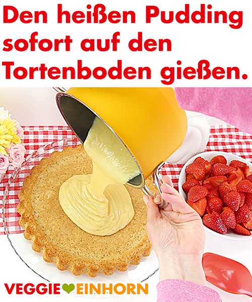 Pudding heiß auf Tortenboden gießen.
