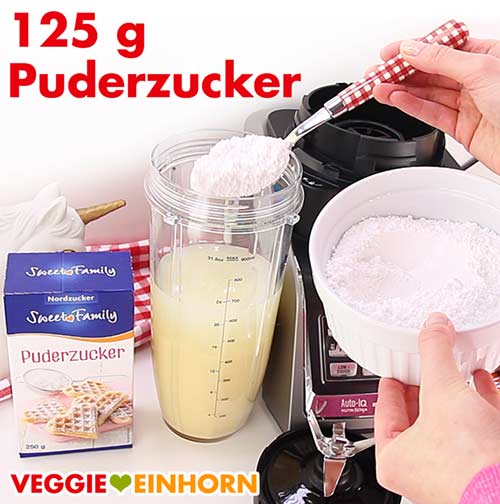 Puderzucker wird zugefügt.