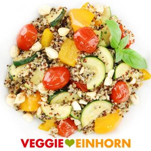 Veganes Rezept für Quinoa Gemüsepfanne mit Zucchini, Cherrytomaten, Paprika und gerösteten Cashews