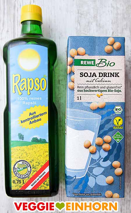 Neutrales Rapsöl und Pflanzenmilch aus Soja Eine Flasche Rapsöl und eine Tüte Sojamilch