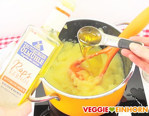 Rapsöl mit Buttergeschmack zum veganen Kartoffelbrei zufügen
