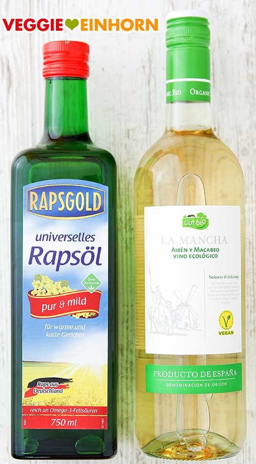 Eine Flasche Rapsöl und eine Flasche veganer Weißwein